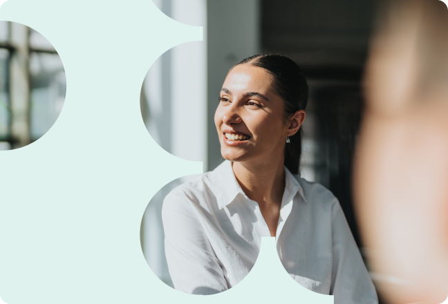 Mulher olhando pelo janela